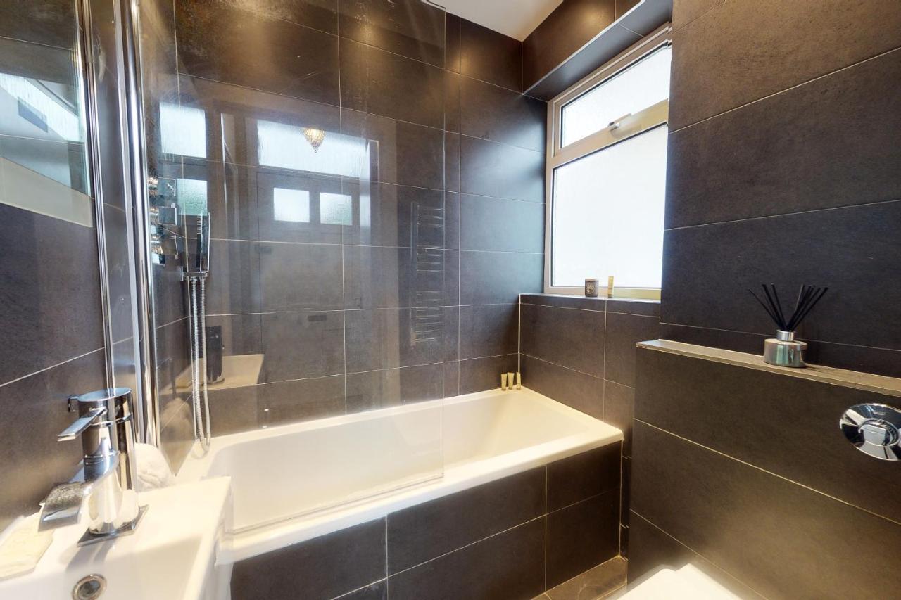 Super 1 Bedroom Flat In Hendon Near Middlesex University With Private Parking Kültér fotó